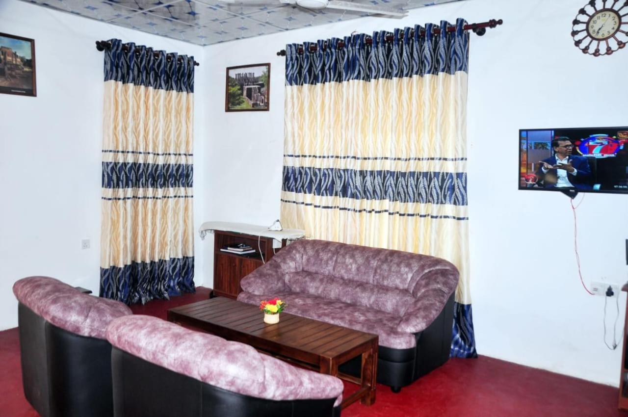 Impress Holiday Home Anuradhapura Buitenkant foto