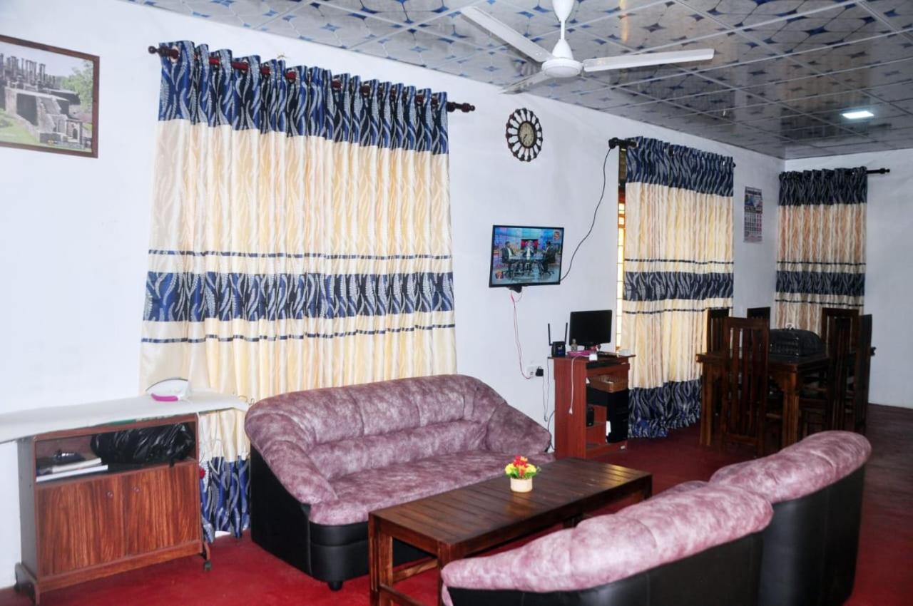 Impress Holiday Home Anuradhapura Buitenkant foto