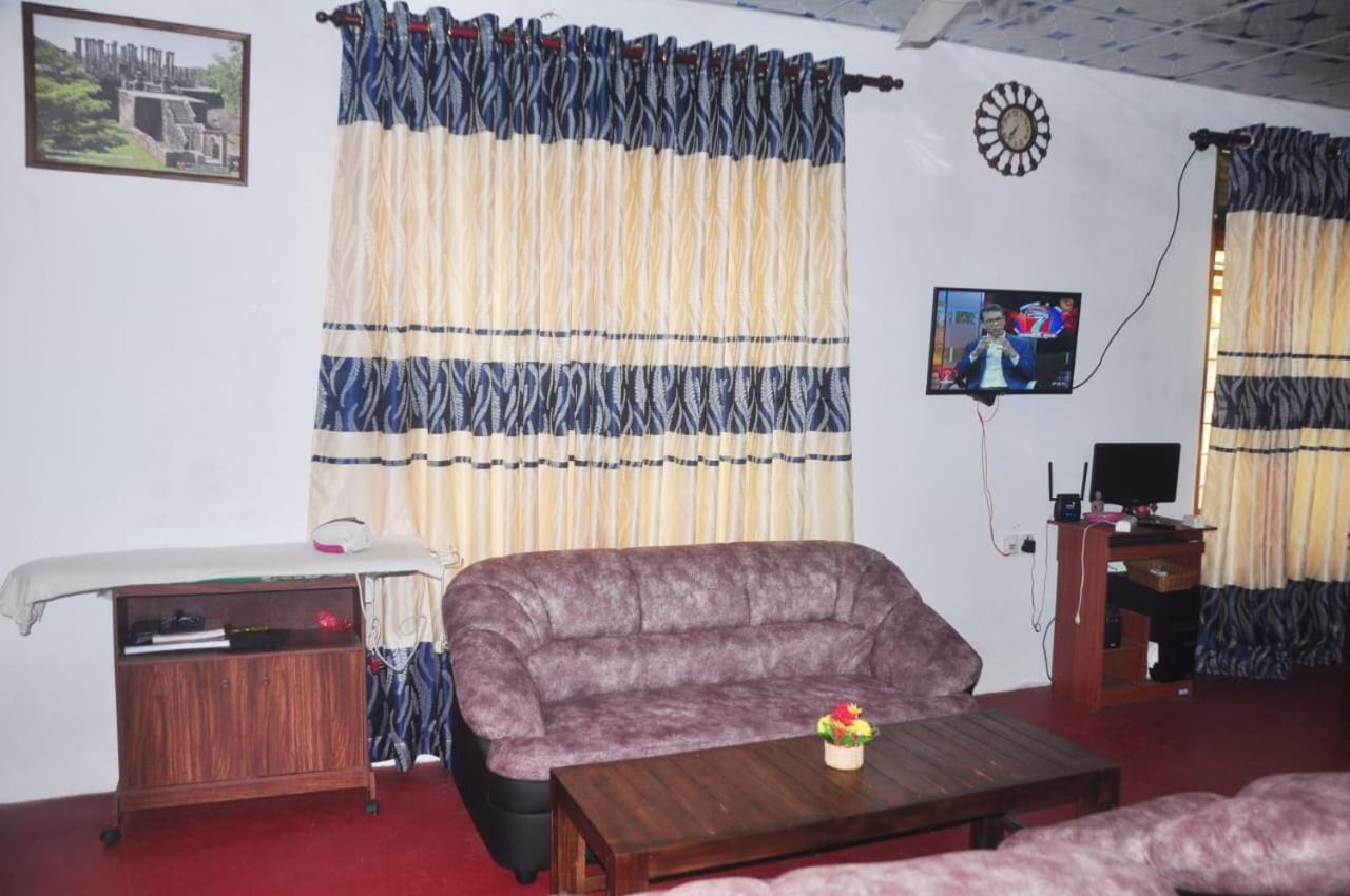 Impress Holiday Home Anuradhapura Buitenkant foto